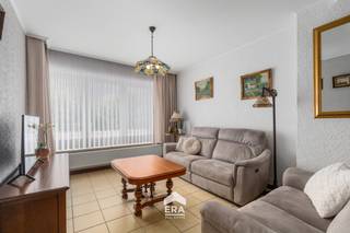 [[ DIT PAND NEEMT DEEL AAN DE ERA OPEN HUIZEN DAG OP 19/9 VAN 14:30 TOT 15:30 ]]<br /><br />Deze vernieuwde stadswoning ligt op een uitstekende locatie vlak bij het centrum van Maaseik. Winkels, scholen, restaurants en gezellige terrassen bevinden zich allemaal op wandelafstand. Ondanks de centrale ligging beschikt de woning over een aangename stadstuin, waar je na een drukke dag heerlijk tot rust kunt komen en kan genieten van de buitenlucht.
<p><br />De woning dateert uit 1942 en combineert karakter met een praktische basis om er helemaal je eigen thuis van te maken. De achtergevel werd geïsoleerd, het dak werd vernieuwd en er werden nieuwe ramen geplaatst. Ook de badkamer werd recent vernieuwd. Dankzij de zonnepanelen is er bovendien al geïnvesteerd in een energiezuinigere toekomst. Daarnaast beschikt de woning over een kleine kelder, ideaal als extra bergruimte.<br /><br />Een woning met karakter, comfort en vooral veel mogelijkheden om er je eigen verhaal van te maken.<br /><br />Enkele troeven</p>

<ul><li><strong>Centrale ligging</strong> – Winkels, scholen, horeca en het centrum van Maaseik liggen allemaal op wandelafstand.</li><li><strong>Aangename stadstuin</strong> – Een fijne buitenruimte om te ontspannen en te genieten van de buitenlucht.</li><li><strong>Zonnepanelen</strong> – De woning beschikt over zonnepanelen en heeft daarmee een mooie troef op vlak van energie.</li><li><strong>Vernieuwd </strong>– Het dak, de ramen en de badkamer werden reeds vernieuwd en ook de achtergevel werd geïsoleerd.</li></ul>

<p>Benieuwd of deze stadswoning bij jou past? Plan dan zeker een bezoek met Max en ontdek zelf de mogelijkheden van deze woning en haar centrale ligging in Maaseik.</p>