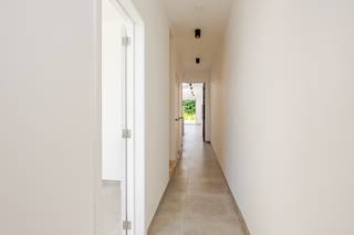 <p><strong>Instapklare, volledig gerenoveerde woning met EPC A op toplocatie aan de rand van Eeklo</strong></p>
<p>Bent u op zoek naar een energiezuinige, stijlvolle en volledig instapklare woning? Dan is deze prachtig gerenoveerde woning aan de rand van Eeklo precies wat u zoekt.</p>
<p>Deze woning werd met oog voor kwaliteit en duurzaamheid volledig vernieuwd en beschikt over een uitstekende <strong>EPC A-score</strong>, waardoor u geniet van een bijzonder laag energieverbruik en optimaal wooncomfort.</p>
<p>Enkele troeven op een rij:</p>
<ul><li>Volledig gerenoveerd en instapklaar</li><li>Energiezuinig met <strong>EPC A</strong></li><li>Zonnepanelen</li><li>Elektrische installatie volledig conform</li><li>Vloerverwarming voor optimaal comfort</li><li>Ventilatiesysteem</li><li>Aangename tuin waar u in alle rust kunt genieten</li><li>2 slaapkamers + mezanine (12m ²) + home office gelijkvloers</li><li>rustige straat met gratis parkeergelegenheid</li><li>Rustige ligging aan de rand van Eeklo, met winkels, scholen en belangrijke invalswegen vlakbij</li></ul>
<p>Deze woning combineert hedendaags wooncomfort met een duurzame afwerking en is de ideale keuze voor wie zonder zorgen wil verhuizen.</p>
<p>Interesse? Neem vandaag nog contact op voor meer informatie of een bezichtiging en ontdek zelf de vele troeven van deze prachtige woning.</p>