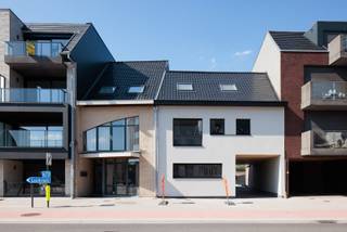 Dit gebouw werd opgetrokken in 1997, initieel als een kantoorruimte met een duplexwoning erboven. In 2017 werd de vergunning verleend om...