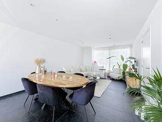 In het centrum van Sint-Idesbald, deelgemeente van Koksijde, vinden we dit luxueus nieuwbouwappartement (65m²) met 1 slaapkamer te huur. Gelegen onmiddellijk nabij winkels, horeca, openbaar vervoer en de zeedijk. Het appartement werd tot in de puntjes afgewerkt en voorzien van alle comfort. Een absolute topper!<br /><br />INDELING:<br />> Derde verdieping:<br />- Inkomhal;<br />- Lichtrijke leefruimte; <br />- Open, geïnstalleerde keuken met kookeiland voorzien van keramische kookplaat, dampkap, dubbele spoelbak, koelkast, combioven, vaatwas en diepvries;<br />- Twee terrassen aan de voor- en achterzijde van het gebouw;<br />- Berging met aansluiting voor de wasmachine;<br />- Slaapkamer;<br />- Badkamer voorzien van inloopdouche, dubbele lavabo en handdoekdroger;<br />- Apart toilet met lavabo.<br /><br />> Private kelderberging<br />> Ruime gemeenschappelijke fietsenberging met persoonlijk oplaadpunt voor elektrische fiets<br /><br />Gemeenschappelijke kosten: + €70,-/maand<br />Beschikbaar vanaf: 01/01/2027<br /><br />TROEVEN:<br />- TOPlocatie, gelegen in het centrum van Sint-Idesbald. Op wandelafstand van winkels, horeca, etc.;<br />- Nabij het strand;<br />- Kleine residentie;<br />- Centrale verwarming aardgas;<br />- Waterontkalker aanwezig;<br />- Regenput aanwezig.<br /><br />Ben je geïnteresseerd in dit pand te huur in Koksijde? Ga naar de website www.dewaele.com, klik op het pand dat je wenst te huren. Via de rode knop "vraag je bezoek aan" vragen we u kort een profiel in te vullen. Daarna nemen we contact op voor een bezoek. Telefonisch kunnen er geen afspraken gemaakt worden.