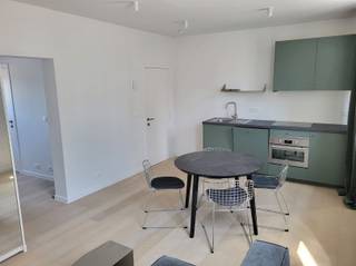 <p><span>BRUXELLES - Sainte-Catherine : Magnifique appartement meublé d'une chambre dans un immeuble entièrement rénové. </span></p><p><span> </span></p><p><span>Cet appartement est situé au 4e étage dans une rue calme du quartier animé de Sainte-Catherine. </span></p><p><span>À quelques pas, vous trouverez des boutiques branchées dans la rue Antoine Dansaert et les meilleurs cafés et restaurants (Henri, Nightshop, Kline, Jayu, Noordzee) dans les rues environnantes. </span></p><p><span>Profitez de la vie urbaine animée de Bruxelles dans un appartement entièrement rénové (fenêtres, isolation, nouvelle chaudière, cuisine, salle de bains, parquet) avec un mobilier de grande qualité. </span></p><p><span>Disponible immédiatement !</span></p><p><span> </span></p><p><span>DESCRIPTION :</span></p><p><span>Pièce à vivre ouverte avec parquet et coin repas. </span></p><p><span>Coin salon avec armoire encastrée.  </span></p><p><span>Cuisine ouverte moderne et entièrement équipée avec tous les appareils électroménagers. </span></p><p><span>Chambre avec lit double et salle de douche séparée avec WC. </span></p><p><span>Débarras avec lave-linge/sèche-linge. </span></p><p><span> </span></p><p><span>PARTICULARITÉS :</span></p><p><span> </span></p><p><span>- Charges communes : 100 €/mois (provision pour le chauffage + eau)</span></p><p><span>- Emplacement de choix </span></p><p><span>- Entièrement rénové </span></p><p><span>- Mobilier haut de gamme </span></p><p><span>- Disponible immédiatement </span></p><p><span> </span></p>