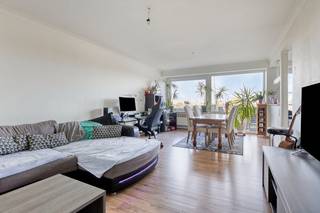 <p>Ben je op zoek naar een ruim appartement met een mooi uitzicht, een aangenaam terras en een uitstekende ligging?<br />Dan is dit appartement op de vijfde verdieping zeker het ontdekken waard!<br /><br />Je komt binnen via de inkomhal met ingemaakte kast en apart gastentoilet. De ruime woonkamer biedt plaats aan een gezellige zit- en eethoek en sluit aan op de volledig geïnstalleerde keuken. Vanuit de keuken toegang tot het aangenaam terras met prachtig zicht op Antwerpen. <br />Het appartement beschikt over <strong>twee slaapkamers</strong>, waarvan één rechtstreeks toegang geeft tot het tweede terras.<br />De badkamer is ingericht met een ligbad en een lavabomeubel.<br />Ook op technisch vlak zijn er interessante pluspunten. Het dak en de gevels van het appartementsgebouw werden geïsoleerd.<br />Het appartement beschikt over centrale verwarming op aardgas en een combinatie van pvc-ramen met hoogrendementsbeglazing en houten ramen met dubbele beglazing.<br />Bovendien is een <strong>ondergrondse autostaanplaats</strong> inbegrepen in de prijs.<br /><br />De ligging maakt het geheel compleet. Je woont hier op wandelafstand van winkels, horeca en openbaar vervoer.<br /><br /><strong>Troeven</strong></p>

<ul>
	<li>Gelegen op de vijfde verdieping</li>
	<li>Twee slaapkamers</li>
	<li>Gezellig terras met uitzicht over Antwerpen en het groen</li>
	<li>Ondergrondse autostaanplaats inbegrepen</li>
	<li>Dak en gevels geïsoleerd</li>
	<li>Winkels, horeca en openbaar vervoer op wandelafstand</li>
</ul>

<p>Een leuk appartement met een mooi uitzicht en een uitstekende bereikbaarheid.<br />Tevens interessant als opbrengsteigendom.<br /><br />Benieuwd? Bel ons op 03/775.78.79 voor meer informatie of een bezoek ter plaatse.<br />Ben je ook van plan jouw eigendom te verkopen? Maak een afspraak voor een gratis schatting, wij maken er samen een succesverhaal van.</p>