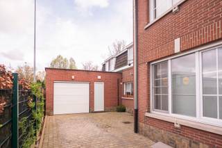 Deze gezellige instapklare en gerenoveerde halfopen woning bevindt zich in de Krekelmotestraat in Izegem en combineert ruimte, licht en...