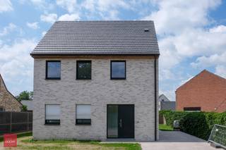 Inkomhal, ruime living met ingerichte open keuken (in afwerking), berging met wasruimte, gastentoilet, 3 slaapkamers, badkamer met inloopdouche bad...