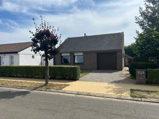 Deze ruime villa bevindt zich in een rustige en residentiële wijk, midden in het groen en vlakbij de Nederlandse grens. De woning heeft een prachtige, zonnige tuin met zonneterras waar het in alle rust vertoeven is. Op het gelijkvoers treffen we een inkomhal aan met apart gastentoilet, gezellige woonkamer met zicht op de tuin, ingerichte eetkeuken met zijingang, 3 ruime slaapkamers en een badkamer met ligbad, douche, dubbele wastafel en toilet. Er is tevens en ruime inpandige garage aanwezig met automatische poort en een aparte opit. Op de 1ste verdieping is er een zeer ruime zolder waar nog verschillende kamers van gemaakt kunnen worden. Deze woning biedt erg veel mogelijkheden en is is ideaal gelegen.