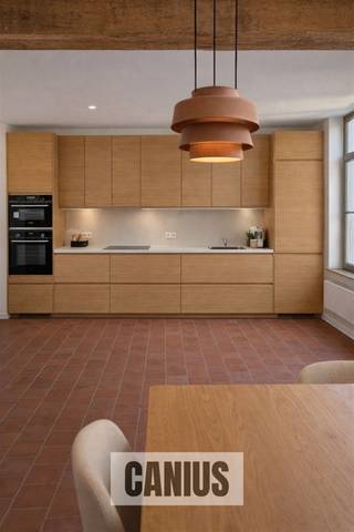 <p><span>Rust &amp; natuur nabij het stadscentrum</span></p><p><span>Aan de stadsrand van Sint-Truiden treffen wij op het pittoreske Begijnhof de site ’T Godshuis aan. Het betreft een kleinschalig project bestaande uit zeven woningen (vier nieuwbouwwoningen en drie gerenoveerde woningen ondergebracht in een beschermd monument). De ligging kunnen wij als ideaal bestempelen! Zo geniet je hier van de rust en de rijke geschiedenis die het Begijnhof uitstraalt in combinatie met de natuur van Domein ’t Speelhof. Daarnaast bevinden wij ons op wandel- en fietsafstand van het stadscentrum van Sint-Truiden. Zo begeven wij ons vlot naar lokale handelaars, supermarkten, de wekelijkse Haspengouw Markt, gezellige drank- en eetgelegenheden, het stadspark, … Ook voor grotere verplaatsingen ben je hier aan het juiste adres. Door de nabijheid van belangrijke invalswegen is een goede verbinding naar omliggende steden en gemeenten gegarandeerd. Kortom een ideale locatie om te genieten van alles wat de hoofdstad van Haspengouw te bieden heeft.</span></p><p><span> </span></p><p><span>Wonen in een beschermd monument </span></p><p><span>Woning 2 beschikt over 134m² woonoppervlakte en omvat op het gelijkvloers een inkomhal, een berging, een apart toilet en een leefkeuken.</span></p><p><span>De eerste verdieping biedt een nachthal, een badkamer en twee slaapkamers.</span></p><p><span>Onder het prachtige dakgebinte op de tweede verdieping kunnen we een ruime leefruimte en een bergruimte terugvinden.</span></p><p><span>Bijkomend kan men genieten van een privatieve tuin, terras en gemeenschappelijke fietsenstalling.</span></p><p><span>Dit allemaal met respect voor het historisch karakter (prachtige authentieke balken, traditionele materialen, …) in combinatie met hedendaags comfort wat resulteert in een energiezuinige woning klaar voor de toekomst! </span></p><p><span> </span></p><p><span>KORT SAMENGEVAT</span><span>:</span></p><p><span>Prijs: € 401.600,00</span></p><p><span>Verkoop onder registratierechten (2% of 12%)</span></p><p><span> </span></p><p><span>Wonen in een unieke setting waar heden &amp; verleden elkaar omarmen!</span></p><p><span>Nieuwsgierig welke woning het best aansluit bij jouw levensstijl? Maak snel een afspraak of vraag maar informatie aan bij één van de medewerkers van Canius Real Estate. Je kan ons bereiken op het nummer 011 74 12 36 of via <span>info@canius.be</span></span><span>.</span></p><p><span> </span></p><p><span>*Deze gegevens zijn louter ter informatieve titel. De vermelde oppervlaktes zijn slechts een indicatie. Canius Real Estate kan niet verantwoordelijk gesteld worden voor de juistheid van de aan haar verstrekte gegevens.</span></p><p><span> </span></p><p><span> </span></p>