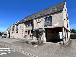 Gunstig gelegen investeringsproject in het centrum van As.Het betreft een appartementencomplex bestaande uit een handelsgelijkvloers, kantoor en...