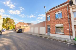 Deze ruime woning heeft 4 slaapkamers, veel praktische ruimtes en een grote tuin, ideaal voor wie op zoek is naar ruimte en een centrale ligging.<br /><br />INDELING:<br />Gelijkvloers: inkomhal, ruime leefruimte met zit- en eetgedeelte, keuken, apart toilet, badkamer, veranda, wasplaats en werkplaats.<br />Eerste verdieping: nachthal en 2 ruime slaapkamers.<br />Tweede verdieping: bereikbaar via een vaste trap en ingericht met 2 extra slaapkamers.<br />Achteraan bevindt zich een grote, zonnige tuin.<br /><br />RICHTRIJS - 235.000 EUR - De vermelde prijs is een richtprijs: ieder bod wordt voorgelegd aan de eigenaars, die al dan niet kunnen ingaan op het voorstel.<br /><br /><strong>BEZOEKMOMENT ZATERDAG 26/09 VAN 16U TOT 18U |<br /><u>Reserveer</u> tijdig uw bezoek!</strong> via 050 550 750 of info@perspectiefvastgoed.be