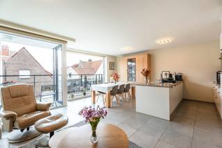 Op zoek naar een energiezuinig appartement op een topligging? Dit moderne appartement met 2 slaapkamers bevindt zich in de recente Residentie Jozef Duthoy in WAREGEM, vlakbij het centrum en alle voorzieningen.<br />De lichtrijke leefruimte met grote raampartijen zorgt voor een aangenaam open gevoel en sluit naadloos aan op de prachtige, volledig uitgeruste open keuken. Dankzij de twee terrassen geniet je op elk moment van de dag van zon en buitenruimte.<br /><br />TROEVEN:<br />* Recente en energiezuinige residentie<br />* Topligging vlakbij het centrum<br />* Kwalitatieve en stijlvolle afwerking<br />* Inclusief autostaanplaats<br />* Veel lichtinval<br />* 2 terrassen waarvan 1 zuidgericht<br /><br />INDELING:<br />Het appartement bevindt zich op de eerste verdieping en is te bereiken via de lift op trap.<br />Inkomhal met apart gastentoilet, ruime leefruimte met open keuken, praktische berging, twee volwaardige slaapkamers en een moderne badkamer met inloopdouche. Daarnaast beschikt het appartement over twee terrassen en een autostaanplaats. <br /><br /><br />Ben je op zoek naar een tof appartement in Waregem of een interessante investering? Neem dan snel contact met ons op!<br /><br />REF.:LS/26046/TK<br />UC: 34040-G-B/2016/301/EP15712/N088/D01/SD004<br />stedenbouw in aanvraag