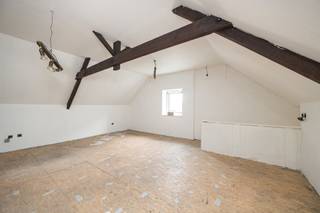 <p><strong>Ruim pand met veel potentieel te koop in Balen – ideaal als woning of combinatie wonen/werken</strong></p>
<p>Op een gunstige locatie nabij het centrum van Balen vind je dit zeer ruime en veelzijdige pand, bestaande uit een handelspand op het gelijkvloers en een instapklaar appartement op de eerste verdieping.</p>
<p><strong>Indeling:</strong></p>
<ul>
<li>
<p><strong>Gelijkvloers</strong>: Momenteel ingericht als winkelruimte met aangrenzende magazijnen, maar dankzij de royale oppervlakte en flexibele indeling perfect om te vormen tot een volledige woning of een combinatie van wonen en werken.</p>
</li>
<li>
<p><strong>Eerste verdieping</strong>: Volledig appartement met 3 slaapkamers, een badkamer, ingerichte keuken en leefruimte.</p>
</li>
<li>
<p><strong>Buitenruimte</strong>: Ruime tuin, carport en een inpandige garage. De garage kan eventueel ook omgevormd worden tot een doorgang of extra woonruimte.</p>
</li>
</ul>
<p><strong>Extra troeven:</strong></p>
<ul>
<li>
<p>Zonnepanelen aanwezig voor 10.800 kWp– ideaal voor wie duurzaam en energiezuinig wil wonen.</p>
</li>
<li>
<p>Centrale ligging, op korte afstand van winkels, scholen en openbaar vervoer.</p>
</li>
<li>
<p>Tal van mogelijkheden voor wie op zoek is naar ruimte, een combinatie wonen/werken of een investering met toekomst.</p>
</li>
</ul>
<p>Een pand met karakter en potentieel – laat je verrassen door de mogelijkheden!<br /><br />Belangrijk:<br />Deze woning is onderworpen aan de renovatieverplichting van de Vlaamse overheid voor residentiële gebouwen (tenzij sloop binnen 5 jaar). Raadpleeg alle info via:<br />🔗 www.vlaanderen.be/renovatieverplichting</p>