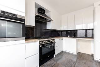 Bent u op zoek naar een gerenoveerd appartement (2v) met twee slaapkamers en een terras? En dit op de tweede verdieping met lift? Of hecht u...