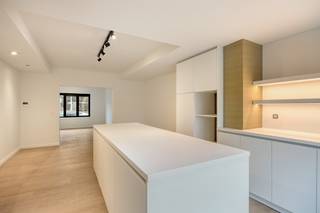 Deze volledig gerenoveerde en energiezuinige halfopen bebouwing is gelegen in Kumtich, op slechts 9 minuten van Tienen centrum.Bij het betreden van...