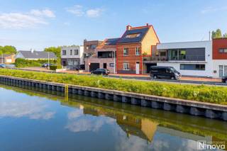 <p>Discover this charming and exceptionally well-maintained terraced house, peacefully located along the River Yser in the green surroundings of Nieuwpoort. This move-in ready home combines space, comfort and an excellent location, within walking distance of the town centre and the quay.</p>
<p>The ground floor features a cosy living and dining area, as well as a particularly spacious and bright kitchen. The property is also fully basemented, offering ample storage space and a practical laundry area.</p>
<p>The first floor comprises two spacious bedrooms and a fully equipped bathroom with both a shower and a bathtub. On the second floor, you will find two additional bedrooms with built-in wardrobes, a separate storage room and an attic space.</p>
<p>Outside, you can enjoy a pleasant garden with spacious terraces and a built-in barbecue – the perfect place to relax in complete privacy. The garden also provides direct access to the basement/laundry room.</p>
<p>The property is equipped with solar panels, benefits from a favourable EPC label C and has a compliant electrical inspection certificate. Heating is provided by natural gas.</p>
<p>Thanks to its peaceful location along the River Yser, while being only a few minutes’ walk from the centre of Nieuwpoort and the quay, this property is ideal both as a family home and as a second residence for those who appreciate water, tranquillity and a green environment.</p>