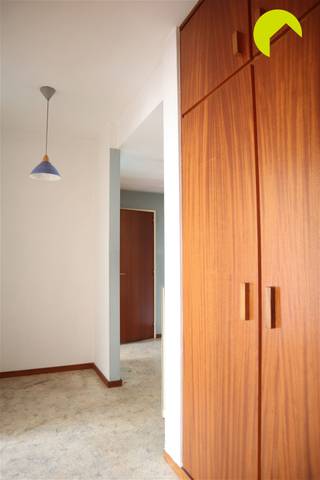 <p><span>In het centrum van Antwerpen, in de wijk Markgrave, vinden we dit 2 slaapkamer appartement met terras terug!</span></p><p><span> </span></p><p><span>We hebben van hieruit een goede verbinding met het openbaar vervoer alsook naar op- en afritten van autostrades.</span></p><p><span>In de nabijheid vinden we het Hof van Leysen, het Harmoniepark en leuke bars om gezellig te vertoeven.</span></p><p><span> </span></p><p><span>Indeling: </span></p><p><span>We nemen de trap of lift tot op de tweede verdieping. We betreden het appartement via een open inkomhal met een vestiairekast en een apart toilet met handenwasser.</span></p><p><span>De lichtrijke leefruimte (32m²) bevindt zich vooraan het appartement. De keuken is uitgerust als volgt: een kookvuur op gas met dampkap en een spoelbak. Andere toestellen dient u zelf te voorzien.</span></p><p><span>De slaapkamers (13m² en 9m²) bevinden zich achteraan het appartement en hebben beide toegang tot het terras (15m²). </span></p><p><span>De badkamer beschikt over een enkele lavabo en een bad met douchemogelijkheid. De aansluiting voor de wasmachine is hier aanwezig. </span></p><p><span> </span></p><p><span>Nuttige informatie:</span></p><ul><li><span>Gemeenschappelijke kosten: 95 euro (provisie water, minuterie, onderhoud van de gemeenschappelijke delen en lift).</span></li><li><span>Huurwaarborg: 3 maanden.</span></li><li><span>Plaatsbeschrijving: 225 euro per partij. </span></li><li><span>Beschikbaar: 1/11/2026</span></li><li><span>EPC: 149 kWh/m²</span></li></ul><p><span> </span></p><p><span>PLAN VANAF NU ZELF JOUW AFSPRAAK IN VIA ONZE ONLINE MODULE</span></p><p><span>Surf naar het betreffende eigendom op onze website <span>www.habicom.be</span></span><span> en klik vervolgens op de roze knop</span><span> 'PLAN EEN BEZOEK'.</span></p><p><span> </span></p><p><span> </span></p>