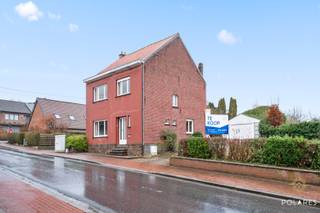 *** RESERVEER UW BEZOEK VIA WWW.POLARES.EU ***<br />Ontdek deze te renoveren woning met uitzonderlijk veel potentieel, ideaal gelegen nabij de dorpskern van Neerijse. Hier geniet u van een rustige, groene omgeving met alle voorzieningen op wandel- en fietsafstand.<br /><br />De woning is gelegen op een mooi perceel van net geen 6 are en beschikt over een bewoonbare oppervlakte van 145 m² (volgens EPC), met daarbovenop nog een zolder van ca. 30 m² die perfect kan worden ingericht als extra kamers, hobbyruimte of master bedroom.<br /><br />Indeling:<br />Gelijkvloers: inkomhal, apart toilet, berging, keuken, gezellige leefruimte, eetkamer en veranda met zicht op de tuin.<br />Eerste verdieping: drie ruime slaapkamers, een bureau en een badkamer.<br />Buiten vindt u een aangename tuin met zuidoostelijke oriëntatie, ideaal om de hele dag van de zon te genieten. Verder is er voldoende parkeergelegenheid en een aparte garage. <br /><br />Deze woning is een uitgelezen kans voor de handige klusser of investeerder die op zoek is naar een project met karakter en toekomstwaarde. Met de juiste renovatie creëert u hier een warme gezinswoning op een toplocatie. Download alle documenten en plannen via www.polares.eu!