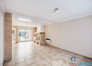 <p><strong>Koksijde-Dorp, Woning met 3 slaapkamers en zonnige tuin</strong>,<strong> zeer goede ligging in het hart van Koksijde-Dorp, ca. 260m² grond.</strong><br /><br />Bestaande uit: op het gelijkvloers: inkomhall, afzonderlijk toilet, ruime en lichtrijke woonkamer, veranda met toegang tot het zonnige terras en tuin, afzonderlijke keuken en droge voorraadkelder. Op de eerste verdieping: 2 ruime slaapkamers, badkamer met inloopdouche en wastafel. Op de tweede verdieping: de derde slaapkamer en een bergruimte. De woning is heel goed gelegen vlakbij alle faciliteiten in Koksijde-Dorp!<br /><br /><strong>Deze ruime woning (155m²) is na renovatie een ideale starterswoning! We laten u graag bezichtigen op afspraak.</strong></p>