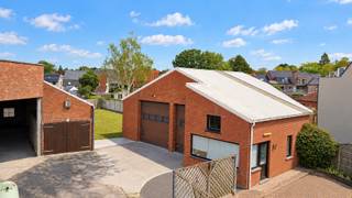 Deze centraal gelegen woning en perceel van 751 m2 is voorzien van een multifunctionele loods van 125 m2 en een bijgebouw (garage) van 48m2.
De woning is voorzien van 3 slaapkamers op de verdieping en netjes onderhouden. De living, eetplaats, keuken en badkamer bevinden zich op het gelijkvloers. Spouw- en dakisolatie werd voorzien in 2010. De dakbedekking zelf werd vernieuwd in 2020.
Een functionele gemeenschappelijke oprit geeft toegang tot de loods van 120m2 met grote inrijpoort, ideaal van de kleine zelfstandige, handige klusser of hobby'ist. Tevens is er nog een langwerpig bijgebouw/garage waar 3 wagens na elkaar kunnen geplaatst worden.
Achteraan het perceel is een grote tuin aanwezig.
Een unieke eigendom die wonen en werken laat combineren of waar je je hobby compleet kan uitleven.
Wens je een bezoek op deze interessante eigendom? Stuur een e-mail naar info@vastgoedunicum.be of bel naar 09 336 16 15.