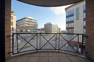 This apartment has a living area of ± 160 m². The entrance hall with guest toilet and cloakroom leads to spacious living room with sitting and...