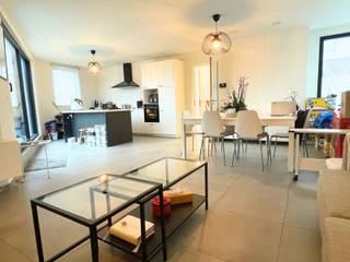 Deze Penthouse is gelegen in hartje Aalst en bevindt zich op wandelafstand van station, openbaar vervoer, scholen en Grote Markt. Deze penthouse...