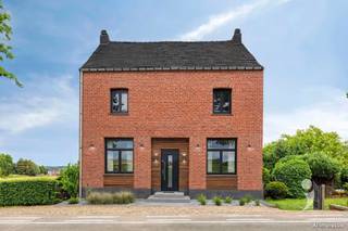 <p><span>Karaktervolle woning met potentieel en vergezicht te Boutersem</span></p><p><span>Bent u op zoek naar een woning die u volledig naar eigen smaak kan renoveren én tegelijk beschikt over grote volumes en charme? Dan is deze ruime woning in het landelijke Boutersem absoluut een bezoek waard.</span></p><p><span>Deze te renoveren woning biedt vandaag 3 volwaardige slaapkamers, met bovendien de mogelijkheid om op de ruime zolderverdieping eenvoudig een 4e en zelfs 5e slaapkamer te creëren. Ideaal voor grote gezinnen, thuiswerkers of wie extra hobby- of logeerruimte wenst.</span></p><p><span>Een van de blikvangers is het prachtige open vergezicht over de achterliggende velden en het landschap. Hier geniet u dagelijks van rust, licht en een gevoel van ruimte.</span></p><p><span>Dankzij de gevelbreedte van maar liefst 9 meter geniet de woning van een aangename openheid en tal van indelingsmogelijkheden. De hoge plafonds versterken bovendien het ruimtelijke gevoel en geven de woning extra karakter en charme.</span></p><p><span>Buiten vindt u een gezellige kleine tuin waar u in alle rust kan genieten van het groene uitzicht mits afbraak van de houten schutting.</span></p><p><span>Troeven op een rij:</span></p><ul><li><span>Te renoveren woning met veel potentieel </span></li><li><span>Open bebouwing</span></li><li><span>3 slaapkamers + mogelijkheid tot 2 extra kamers op zolder </span></li><li><span>Prachtig vergezicht over velden en landschap </span></li><li><span>Brede gevel van 9 meter </span></li><li><span>Hoge plafonds met veel charme </span></li><li><span>Kleine, onderhoudsvriendelijke tuin </span></li><li><span>Rustige ligging in het groene Boutersem</span></li><li><span>Ruime, bruikbare kelder voor extra opbergmogelijkheden</span></li></ul><p><span> </span></p><p><span>*gelet op het huidig energielabel is de woning onderhevig aan de renovatieplicht.</span></p><p><span> </span></p><p><span>Benieuwd of deze woning is wat u zoekt? Vraag je bezoek aan via <span>info@immolivit.be</span></span><span> of 016 15 31 15</span></p>