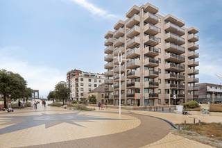 Dit prachtig gelegen en lichtrijke hoekappartement bevindt zich op de 3e verdieping van Residentie Solaris, aan de Esplanade en op wandelafstand van het strand én het centrum.<br /><br />Het appartement beschikt over een ruime en aangename leefruimte met twee terrassen, waar u zowel van de ochtendzon als van de avondzon kunt genieten.<br /><br />De ideale plek om rustig te ontbijten of gezellig de dag af te sluiten.<br /><br />De volledig vernieuwde keuken is modern ingericht en voorzien van alle nodige toestellen.<br /><br />Ook de badkamer werd volledig vernieuwd en beschikt over een stijlvolle inloopdouche, toilet en lavabomeubel.<br />Verder beschikt het appartement over een grote slaapkamer.<br /><br /><strong>Troeven:</strong>
<ul>
<li>Gelegen aan de Esplanade</li>
<li>Op wandelafstand van het strand en het centrum</li>
<li>Twee terrassen met ochtend- én avondzon</li>
<li>Volledig nieuwe keuken met alle toestellen</li>
<li>Nieuwe badkamer met inloopdouche</li>
<li>Grote slaapkamer</li>
</ul>
Ideaal als tweede verblijf of investering.<br />Een uitstekend gelegen appartement waar licht, comfort en de nabijheid van zee en centrum perfect samenkomen.