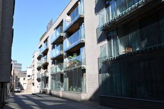 <p><span>In hartje Hasselt, op de derde verdieping van het prestigieuze woonproject residentie de Eenhoorn, bevindt zich dit perfect onderhouden appartement met een bewoonbare oppervlakte van ± 120m². </span></p><p><span> </span></p><p><span>De troeven van dit appartement zijn de ligging, de lichtinval, de hoge plafonds en het zicht op de rustige patio, het oude postkantoor en de Virga-Jessebasiliek.</span></p><p><span> </span></p><p><span>Via de inkomhal met ingebouwde vestiaire bereikt men het leefgedeelte. Dit bestaat uit een open aaneenschakeling van een living, een aparte zithoek/bureel, een eetplaats, en een geïnstalleerde open leefkeuken. Aansluitend aan de keuken is er een ruime berging die ook dienst doet als wasplaats. De bureauruimte kan, mits kleine aanpassingen, perfect omgebouwd worden tot een tweede slaapkamer.</span></p><p><span> </span></p><p><span>Dankzij de grote schuiframen aan beide zijden van het leefgedeelte heeft u toegang tot twee overdekte terrassen met elk een tuinberging, waardoor u de hele dag door kan genieten van elke zonoriëntatie.</span></p><p><span> </span></p><p><span>Het nachtgedeelte omvat een hoofdslaapkamer, een apart toilet en een badkamer met ligbad, douche en dubbele wastafel.</span></p><p><span> </span></p><p><span>Doorheen het hele appartement werd er gekozen voor een moderne levendige afwerking met duurzame materialen. Ideaal voor wie op zoek is naar een instapklaar appartement in het stadscentrum!</span></p><p><span> </span></p><p><span>Bij het appartement hoort teven een zeer ruime kelderberging.</span></p><p><span> </span></p><p><span>Gemeenschappelijke kosten: € 150/maand</span></p><p><span> </span></p><p><span> </span></p><p><span>Optioneel bij aan te kopen:</span></p><p><span>Ondergrondse autostaanplaats: € 40.000</span><span> </span></p><p><span>Afgesloten garagebox: € 50.000</span></p><p><span> </span></p><p><span> </span></p><p><span>Extras: parketvloer, alarmsysteem, vloerspots, inbouwkasten, condensatieketel, elektrische zonnewering in de slaapkamer, twee terrassen, terrasbergingen, gemeenschappelijke fietsberging, ...</span></p><p><span> </span></p><p><span> </span></p>
