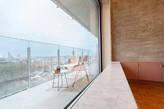 Sommige appartementen laten je meteen anders kijken. Letterlijk. Op de tiende verdieping van residentie “Den Dreihoek” ontvouwt zich een uitzicht...