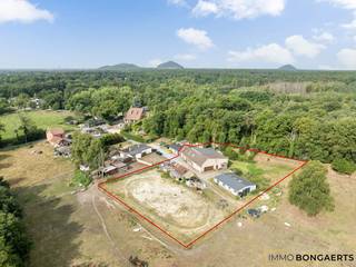 Deze woning ligt aan de achterzijde van een rustige straat in agrarisch gebied. De woning heeft een ruime tuin en een garage voor het parkeren van...