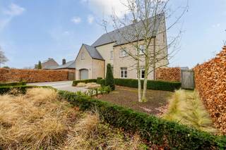 Woning in pastoriestijl met 4 slaapkamers.Deze instapklare en bijzonder ruime woning in pastoriestijl biedt uitzonderlijk veel leefruimte voor wie...