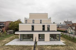 Deze energiezuinige woning met 3 slaapkamers maakt deel uit van Residentie Hugo, ons  nieuwbouwproject in het centrum van Ingooigem.<br /><br />Het project omvat bijna-energieneutrale woningen en appartementen in een aantrekkelijke moderne architectuur.<br /><br />Deze woning telt 2 verdiepingen en heeft o.m. een grote en lichtrijke woonkamer, ingerichte eilandkeuken en badkamer, ruim terras van 35m², een eigen tuin, 3 slaapkamers, apart toilet<br />Deze energiezuinige nieuwbouwwoning is voorzien van een geothermische warmtepomp, vloerverwarming, ventilatie met warmterecuperatie en zonnepanelen.<br /><br />Er is een ondergrondse parkeerplaats of garage voorzien, net als extra bergingen en een fietsenstalling.<br /><br />Danneels werkt jouw thuis sleutel-op-de-deur voor je af met vaste afspraken over budget &amp; timing. Jij kiest jouw keuken, badkamer &amp; vloeren uit in de toonzalen van onze partners.<br /> 