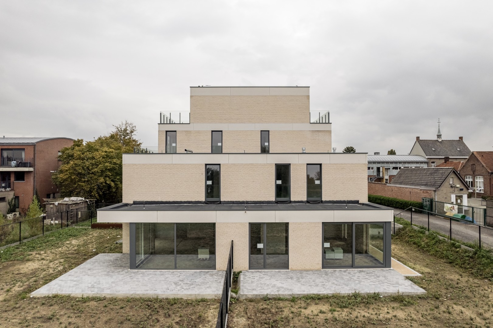 Ruime woning met 3 slaapkamers, tuin en terras - foto 1