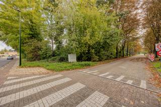 Villagrond (hoekperceel) 2.099m² met een breedte van 39,50m, bestemd voor het bouwen van een open bebouwing.Oriëntatie: NOBouwvoorschriften- Max...