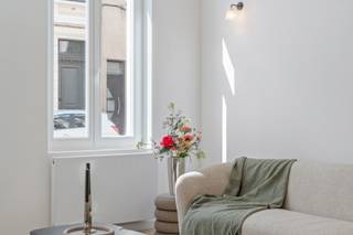 <p>Ben je op zoek naar een instapklaar appartement met karakter, een hoogwaardige afwerking én een absolute toplocatie in Antwerpen? Dan is dit prachtig gerenoveerde gelijkvloerse appartement in de Nottebohmstraat precies wat je zoekt. Gelegen op een steenworp van de bruisende Dageraadplaats geniet je hier van het beste van Zurenborg: gezellige terrassen, uitstekende restaurants en een levendige buurt, terwijl je thuis volledig tot rust komt.</p>
<p>Bij het binnenkomen word je meteen verwelkomd door de perfecte harmonie tussen authentieke charme en hedendaags wooncomfort. De indrukwekkende plafondhoogte, sierlijke originele moulures en grote raampartijen zorgen voor een uitzonderlijk ruimtelijk gevoel en laten de leefruimte baden in natuurlijk licht.</p>
<p>Vooraan bevinden zich de sfeervolle woonkamer en eetruimte, die naadloos overlopen in de stijlvolle, volledig uitgeruste open keuken. Deze gloednieuwe keuken is afgewerkt met kwalitatieve materialen en voorzien van alle nodige inbouwtoestellen.</p>
<p>Achteraan creëert een groot schuifraam een mooie verbinding met de gezellige stadskoer, een ideale plek om te genieten van een aperitief of een ontspannen moment in de buitenlucht.</p>
<p>Verder beschikt het appartement over een ruime slaapkamer, een moderne badkamer met een royale inloopdouche, dubbel lavabomeubel en kwalitatief kraanwerk, een afzonderlijk gastentoilet en een praktische berging met aansluitingen voor een wasmachine en droogkast.</p>
<p>Doorheen het volledige appartement werd een prachtige, gloednieuwe visgraatparket geplaatst, die zorgt voor een warme en luxueuze uitstraling. Als extra troef is er bovendien een privatieve kelderberging die extra opbergruimte biedt.</p>
<p>Zie jij jezelf hier al thuiskomen?</p>
<p>Contacteer ons vandaag nog voor een bezichtiging via <strong>info@goose.be</strong> of bel naar <strong>03 369 36 38</strong>. We leiden je graag rond in dit unieke appartement.</p>
