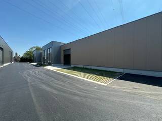 Nieuwbouw KMO-unit van 237 m² en 3 privatieve parkeerplaatsen te huur in Wevelgem.De geïsoleerde casco magazijnruimte is opgebouwd uit een...