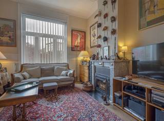 <p>Authentieke herenwoning met 4 à 5 slaapkamers en tuin in Sint-Agatha-Berchem, een ideale gezinswoning in Brussel waar ruimte, licht en karakter samenkomen. Deze charmante woning uit 1920 werd gerenoveerd en biedt een harmonieuze mix van authentieke elementen en hedendaags wooncomfort, aangevuld met energiezuinige voorzieningen zoals 9 fotovoltaïsche panelen en een degelijke gascondensatieketel, wat resulteert in een gunstig EPC.</p><p>Bij het betreden van de woning kom je in de inkomhal die toegang geeft tot zowel de leefruimtes als het volledig ingerichte souterrain op tuinniveau. De leefruimte geniet van veel natuurlijk licht en sluit naadloos aan op de eetplaats en de volledig uitgeruste keuken. Vanuit de keuken heb je directe toegang tot het terras en de aangename stadstuin.</p><p>Het souterrain is ingericht als bureauruimte en vormt een grote meerwaarde voor zelfstandigen of wie een vrij beroep uitoefent. Deze verdieping omvat daarnaast een technische ruimte, een toilet en voldoende opslagruimte en biedt directe toegang tot de tuin.</p><p>Op de eerste verdieping bevinden zich twee ruime slaapkamers, een dressing en een comfortabele badkamer uitgerust met een douche in ligbad en een dubbele wastafel, evenals een apart toilet.</p><p>De tweede verdieping omvat nog twee ruime slaapkamers, een dressing en een douchekamer. Eén van de slaapkamers beschikt over een mezzanine, bereikbaar via een vaste trap, ideaal als extra slaapruimte, bureau of hobbyruimte.</p><p>De buitenruimte vormt een echte troef met een stadstuin, terras en vijver, een oase van rust in een stedelijke omgeving.</p><p>De woning is gelegen in een mooi en rustig straatje in Sint-Agatha-Berchem, een aangename en goed bereikbare gemeente in Brussel. Je woont hier op wandelafstand van openbaar vervoer zoals tram en bus, evenals diverse handelszaken, scholen en voorzieningen, met een vlotte verbinding naar het centrum.</p><p><em>Het eigendom wordt deels overgedragen via aandelen en deels via een klassieke verkoop. Meer informatie op aanvraag.</em></p><p>Ben je op zoek naar een ruime en karaktervolle herenwoning met tuin en bureauruimte in Sint-Agatha-Berchem? Neem dan contact op via de website van Living-Stone en plan je bezoek.</p>