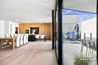Op het bedrijventerrein Nelca Noord in Lendelede bevindt zich deze veelzijdige bedrijfseigendom op een totale perceeloppervlakte van 1.186 m². Ieder bod vanaf 799.000 euro is welkom. De eigendom combineert een moderne loods van ca. 500 m² met een luxueus afgewerkte woonst van ca. 170 m² en een ruim, zonnig terras. Een interessante combinatie van wonen en werken op één locatie, waarbij de woonruimte desgewenst ook als kantoor- of professionele ruimte kan worden ingericht.<br />De loods werd gebouwd in 2021, staat op paalfundering en beschikt over een vrije hoogte van 6,5 meter en gedeeltelijk 3 meter. De bedrijfsruimte is opgebouwd uit een betonstructuur met sandwichpanelen en voorzien van een 15 cm dikke polybetonvloer. Zowel de vloer als de wanden zijn geïsoleerd. Een ruime lichtstraat zorgt voor veel natuurlijke lichtinval. Verder beschikt de loods over een geautomatiseerde sectionaalpoort van ca. 5 m hoog x 4 m breed, een rookkoepel, gasaansluiting, driefasige elektriciteit, sanitair, aansluiting voor een douche, een afzonderlijke bureelruimte en een regenwaterput van 20.000 liter.<br />De woongelegenheid van ca. 170 m² heeft een volledig afzonderlijke toegang en onderscheidt zich door haar hoogwaardige materiaalkeuze en eigentijdse uitstraling. Zo werd onder meer gekozen voor half-massief parket, een keuken in eiken fineer afgewerkt met Egyptische kalksteen (Pearl Sinai), een stalen binnendeur, hoge raampartijen en een royale plafondhoogte van ca. 2,80 meter in de leefruimte. De geïntegreerde industriële airconditioning zorgt bovendien voor extra comfort.<br />De woonst omvat een inkom- en traphal, een bijzonder lichtrijke leefruimte met open keuken, twee ruime slaapkamers van ca. 16 m² en 20 m², een ruime badkamer, dressing, berging en een royaal zonnig terras. Op het gelijkvloers zijn er bovendien mogelijkheden om bijkomende woonruimte of een extra woonentiteit te creëren, uiteraard rekening houdend met de toepasselijke stedenbouwkundige voorschriften en vergunningen.<br />Aan de voorzijde van het gebouw bevindt zich parkeerruimte die momenteel in steenslag is aangelegd en naar eigen wens verder kan worden afgewerkt.<br />Ook naar de toekomst toe biedt deze eigendom interessante mogelijkheden. De loods kan worden uitgebreid tot maximaal ca. 720 m². Er dient daarbij rekening gehouden te worden met de verplichting van Leiedal om binnen de voorziene termijn van vijf jaar 100 m² bijkomende bebouwde oppervlakte te realiseren.<br />De ligging op Nelca Noord zorgt ten slotte voor een vlotte verbinding met de belangrijkste invalswegen. Een bijzonder complete bedrijfseigendom voor wie op zoek is naar een combinatie van moderne bedrijfsruimte, hoogwaardige woonkwaliteit en verdere uitbreidingsmogelijkheden.