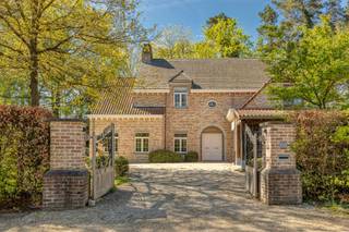 In een mooie residentiële wijk van Keerbergen bevindt zich deze prachtige, landelijke villa op een groen en verzorgd perceel met buitenzwembad...