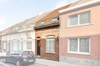 <p>Ideaal huis voor starters of beleggers</p><p>Dit huis ligt vlak bij de Franse grens in Moeskroen en biedt een zeldzame kans voor renovatiefanaten, beleggers of gezinnen die een woning naar eigen smaak willen creëren.</p><p>De woning ligt in een wijk met alle voorzieningen in de buurt en biedt een mooi potentieel voor verbouwing en waardevermeerdering.</p><p>✅ De troeven van het pand:</p><p>Ideale ligging vlakbij winkels, scholen, openbaar vervoer en hoofdwegen<br />Huis met talrijke inrichtingsmogelijkheden<br />Mooie leefruimtes die u naar eigen wens kunt inrichten<br />Groot potentieel na renovatie<br />Ideale kans voor investeerders of starters<br />Uitstekend potentieel voor waardestijging</p><p>Dit huis vormt een perfecte basis voor een project op maat met een reëel rendementspotentieel.</p>