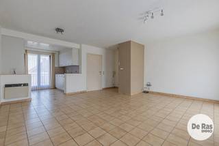 HERZELE- Ruim appartement met terras en garage.<br /><br />Inschrijven voor het geplande bezoekmoment kan via onze website => www.immoderas.be<br /><br />Dit nstapklaar appartement is gelegen in een kleinschalige residentie, centraal in Herzele. Op wandel- en fietsafstand van het openbaar vervoer, scholen, het centrum van Herzele en in directe nabijheid van alle invalswegen.<br /><br />Het appartement werd voorzien van een ruime en lichtrijke woonkamer met open keuken (volledig geïnstalleerd), twee slaapkamers, badkamer met alle comfort, apart gastentoilet en twee privatieve, zonnige terrassen.<br />De keuken, badkamer en toilet werden volledig gerenoveerd in 2020. Ook de boiler werd dat jaar vervangen.<br /><br />Het appartement werd steeds goed onderhouden.<br />Elektrische installatie conform, EPC C, geen asbest, volledig geschilderd,…. Kortom, verhuizen en wonen!<br />Ook mooie huur-opbrengst/rendement te bekomen.<br /><br />Garage inclusief in de huurprijs!<br /><br />AK: €50