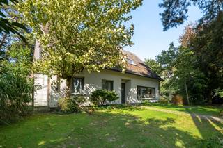 <p>Gunstig en landelijk gelegen woonhuis op een ruim perceel van 1.745 m², omgeven door een groene en aangename tuin.</p>
<p>Op het gelijkvloers komt u binnen in de inkomhal met gastentoilet. De nachthal geeft toegang tot drie slaapkamers en een badkamer met dubbel lavabomeubel, toilet en douche. Aan de achterzijde van de woning bevindt zich de ruime keuken met een mooi uitzicht op de tuin. Aansluitend is er de woonkamer met eethoek, die rechtstreeks toegang geeft tot de ruime veranda en een aangename verbinding vormt met de tuin.</p>
<p>De eerste verdieping omvat een polyvalente ruimte, twee slaapkamers en een dressing. Daarnaast is er een tweede badkamer met ligbad en lavabo, evenals een afzonderlijke toiletruimte. Een handige opbergzolder zorgt voor extra bergruimte.</p>
<p>De woning beschikt over een mooie, groene tuin met terras en overkapping, waar het aangenaam vertoeven is. Verder zijn er een oranjerie en een zwembad aanwezig, wat het geheel een extra recreatieve dimensie geeft. Aan de rechterzijde van de woning bevindt zich bovendien een aparte garage.</p>
<p>Vanuit de keuken is er toegang tot de kelder en de ondergrondse garage. Het overige gedeelte van de woning is voorzien van een kruipkelder.<br /><br /><span>Extra info: groene omgeving I EPC 347 kWh/(m²jaar) label D I infoplicht: Vg, Wg Gvv, Gvkr, Gmo I watertoets: P-score: A I G-score: A.</span></p>
<p></p>