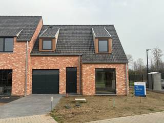 Deze charmante landelijke nieuwbouwwoning is gelegen vlakbij het centrum van Maldegem. <br />De tuin is oostelijk georiënteerd en kijkt op de nieuw aangelegde groenzone. <br />De woning geniet van een optimale woningindeling met op het gelijkvloers een inpandige garage, een inkomhal met gastentoilet en een lichtrijke leefruimte met open keuken. <br />Op de eerste verdieping bevinden zich 3 slaapkamers en een badkamer met bad + inloopdouche. De praktische zolder is toegankelijk met een uitschuifbare zoldertrap. Deze woning is ondertussen in volle opbouw, de afwerking kan door u zelf of door ons gebeuren. Standaard zijn sowieso energiezuinige technieken inbegrepen: er is geluidswerende beglazing, een warmtepomp, ventilatie D en vloerverwarming op beide verdiepingen voorzien. <br /><br />Zie jij jezelf hier wonen? We begeleiden je graag op weg naar je nieuwe (t)huis. Contacteer ons 0470 50 50 50 of info@futurimmo.be.