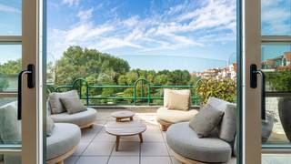 Volledig gerenoveerd hoekappartement in een standingvolle residentie in hartje Zoute, in het zeer exclusieve domein "Tennis Gardens" - een privé park van +/- 5 ha, op enkele passen van de zee en op wandelafstand van de "Royal Zoute Tennis Club". Het domein beschikt over een overdekt privé zwembad uitsluitend toegankelijk voor de bewoners. <br /><br />Samenstelling: inkomhall, vestiaire en toilet. Ruime, aangename woonkamer met grote vensterpartijen openend op groot zuidgericht terras en met adembenemend zicht op de tuinen van het domein. Volledig ingerichte keuken. Hoofdslaapkamer met aansluitende douchekamer en toegang tot een ruim terras. 2de en 3de slaapkamer telkens voorzien van praktische douchekamer. <br /><br />Mogelijkheid tot aankoop van dubbele garagebox en ruime berging in de benedenverdieping van de residentie.