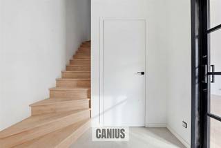 <p><span>Nouveau projet de construction Guldenbodem à Tongres : un joyau rural !</span></p><p><span> </span></p><p><span>Vous êtes à la recherche d'une maison idyllique dans un cadre charmant ? Dans ce cas, nous vous souhaitons la bienvenue dans notre nouveau projet de construction à Borgloon, un endroit magnifique, proche du centre ville, mais aussi de toutes les commodités et voies d'accès.</span></p><p><span> </span></p><p><span>Le projet se compose de 12 unités (2 constructions ouvertes et 10 constructions semi-ouvertes). Ces maisons uniques combinent la chaleur d'un style campagnard avec des technologies de pointe.</span></p><p><span> </span></p><p><span>Le promoteur immobilier Thys Housing est connu pour son engagement en faveur d'une construction de haute qualité. Les maisons sont dotées d'une excellente isolation, ce qui se traduit par un environnement de vie économe en énergie et des coûts énergétiques réduits. De plus, l'acier profilé permet d'obtenir une surface nette plus importante sans compromettre la durabilité.</span></p><p><span>Grâce à une planification et une conception minutieuses, nous visons un résultat neutre sur le plan énergétique, ce qui permet d'obtenir une exonération du revenu cadastral pendant cinq ans.</span></p><p><span> </span></p><p><span>Les acheteurs peuvent faire personnaliser leur maison en fonction de leurs propres besoins. Chaque maison est livrée entièrement finie.</span></p><p><span> </span></p><p><span>La propriété 7 est un bâtiment jumelé situé sur un terrain de 3a 50ca et a une surface brute de 168,30 m².</span></p><p><span> </span></p><p><span>Le rez-de-chaussée comprend un hall d'entrée, des toilettes séparées, un espace de vie avec cuisine ouverte et un débarras adjacent.</span></p><p><span> </span></p><p><span>Le premier étage est composé d'un hall de nuit, de 3 chambres, d'un WC et d'une salle de bains.</span></p><p><span> </span></p><p><span>Un escalier fixe mène au grenier, qui offre de nombreuses possibilités.</span></p><p><span> </span></p><p><span>En outre, nous trouvons un jardin de faible entretien avec une terrasse, un carport et un vide sanitaire. </span></p><p><span> </span></p><p><span>Plus d'informations sur ce projet ? </span></p><p><span>Contactez notre bureau 078 78 30 39 – info@canius.be</span></p><p><span> </span></p>