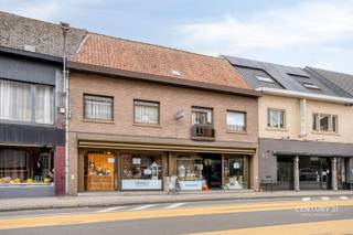 DISCOVERY DAY: Zat. 10/10 van 9u30 - 10u30.Kom als eerste deze woning ontdekken!www.doorniksesteenweg17.be Handelspand met woonstGelegen in het centrum van Avelgem vind je deze goed gelegen handelsruimte met grote vitrine voor maximale zichtbaarheid van uw zaak. De handelszaak bestaat uit vitrine, winkel, en bureauruimte of berging. Achterliggend vind je het woongedeelte. Bestaand uit een zeer ruime living met ruimte voor zitplaats en eetplaats en een lichtrijk zicht op het achterliggende terras met tuin. Naast de living bevind zich de half open, ingerichte en authentieke keuken. Vanuit de keuken is er toegang naar de handige berging en wasplaats alsook de kelder. De gezellige, west-gerichte tuin met terras is ideaal om te vertoeven in de avondzon. Het terras is ook voorzien van een luifel. Er is een achteruitgang via de zeer praktische dubbele garage, parkeerplaats gegarandeerd. Op de eerste verdieping bevinden zich maar liefst 4 slaapkamers, een douchekamer met toilet en douche, een verder af te werken badkamer en de toegang naar de zolderverdieping waar nog mogelijkheden zijn om extra kamers te voorzien. Meer informatie of een bezoek? Contacteer Stein via 0468 41 38 48 of stein@immovercoutere.be