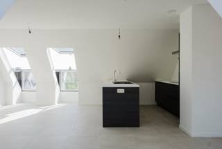 Ben je op zoek naar een stijlvol, comfortabel en energiezuinig appartement? Dan is dit volledig nieuwe dakappartement op de derde verdieping precies wat je zoekt. Dankzij de grote raampartijen en vier Velux-balkonvensters geniet je de hele dag van een overvloed aan natuurlijk licht en een aangenaam ruimtelijk gevoel.<br /><br />Het appartement is rechtstreeks bereikbaar met de lift, die uitkomt in de woning zelf. De indeling omvat een ruime leefruimte met een open, volledig uitgeruste keuken, voorzien van onder andere een vaatwasser, koelkast en combi-oven. Verder beschikt het appartement over twee slaapkamers, een moderne badkamer met inloopdouche, een praktische wasberging en een ruime zolder die extra bergruimte biedt.<br /><br />Buiten kun je heerlijk genieten van het zonnige terras van maar liefst 20 m². Bovendien beschik je over twee privéparkeerplaatsen onder een carport, bereikbaar via een elektrisch afgesloten poort.<br /><br />Met een uitstekende EPC-score A combineert deze woning hedendaags wooncomfort met een bijzonder laag energieverbruik.<br /><br />Vrij op 01/08/2026<br />Gemeenschappelijke kosten: 50 euro<br /><br />Waarom net dit aanbod overwegen?<br /><br />✔ volledig nieuw<br />✔ nabij centrum<br />✔ EPC A<br />✔ 2 parkeerplaatsen onder carport<br />✔ volledig nieuw<br />✔ zonnepanelen<br />✔ zonneterras<br />✔ rustige buurt<br />✔ zolder <br />✔ kelderberging<br /><br />Interesse, bel 0486 05 88 88<br />Geïnteresseerd? Vul eenvoudig het contactformulier in en we nemen spoedig contact op.