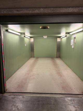 Autostaanplaats vlakbij de zeedijk te Heist. Gelegen in de kelderverdieping -2, bereikbaar via een autolift. De parkeerplaats meet 5,25m bij 2,30m.