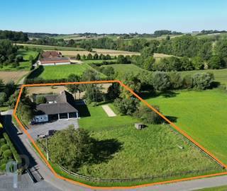 Topgelegen 5-slk woning met bijgebouwen op 6370m² omgeven door velden in doodlopend straatje dat uitmondt een veldweg. Op te frissen...