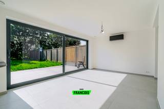 In het pittoreske Kaprijke vindt u deze volledig gerenoveerde en instapklare woning die ruimte, comfort en energiezuinigheid perfect combineert...