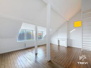 <p><strong>ELSENE – Ideaal gelegen op het Raymond Blyckaertsplein, op een steenworp van het Flageyplein, winkels, restaurants en openbaar vervoer, ruim appartement van ±128m² bewoonbare oppervlakte gelegen op de 3e verdieping. Het appartement bestaat uit een inkomhal met apart toilet, een zeer ruime woonkamer van ±37,5m² met een mooie bureauruimte / slaapkamer op mezzanine van ±10,5m², een grote aparte volledig uitgeruste keuken van ±17,5m² (oven, kookplaat, dampkap, koelkast/vriezer, vaatwasser), een nachthal, twee mooie en grote slaapkamers van ±16m² en ±18m², en een complete badkamer (ligbad, douche, toilet, wastafel, wasmachine). Parkeerplaats inbegrepen in de huurprijs. Vaste kosten van € 100/maand (gemeenschappelijke delen). EPC E! Onmiddellijk vrij. Afmetingen worden ter indicatie gegeven.</strong><br /><br /></p>
<p></p>
<p><u>Op de 3e verdieping:</u></p>
<ul>
<li>Inkomhal met apart toilet</li>
<li>Woonkamer van ±37,5m² (5,5 x 6,9) met bureau / slaapkamer op mezzanine van ±10,5m² (3,5 x 3)</li>
<li>Aparte volledig uitgeruste keuken van ±17,5m² (oven, kookplaat, dampkap, koelkast/vriezer, vaatwasser)</li>
<li>Nachthal</li>
<li>Slaapkamer van ±16m² (3,6 x 4,3)</li>
<li>Slaapkamer van ±18m² (4,5 x 4)</li>
<li>Badkamer (bad, douche, toilet, wastafel, wasmachine)</li>
</ul>
Parkeerplaats inbegrepen in de huurprijs