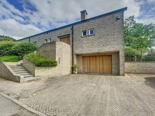 Plan je afspraak in via www.living-stone.beDeze uitzonderlijke woning omvat op de gelijkvloerse verdieping een imposante inkomhal met gastentoilet,...